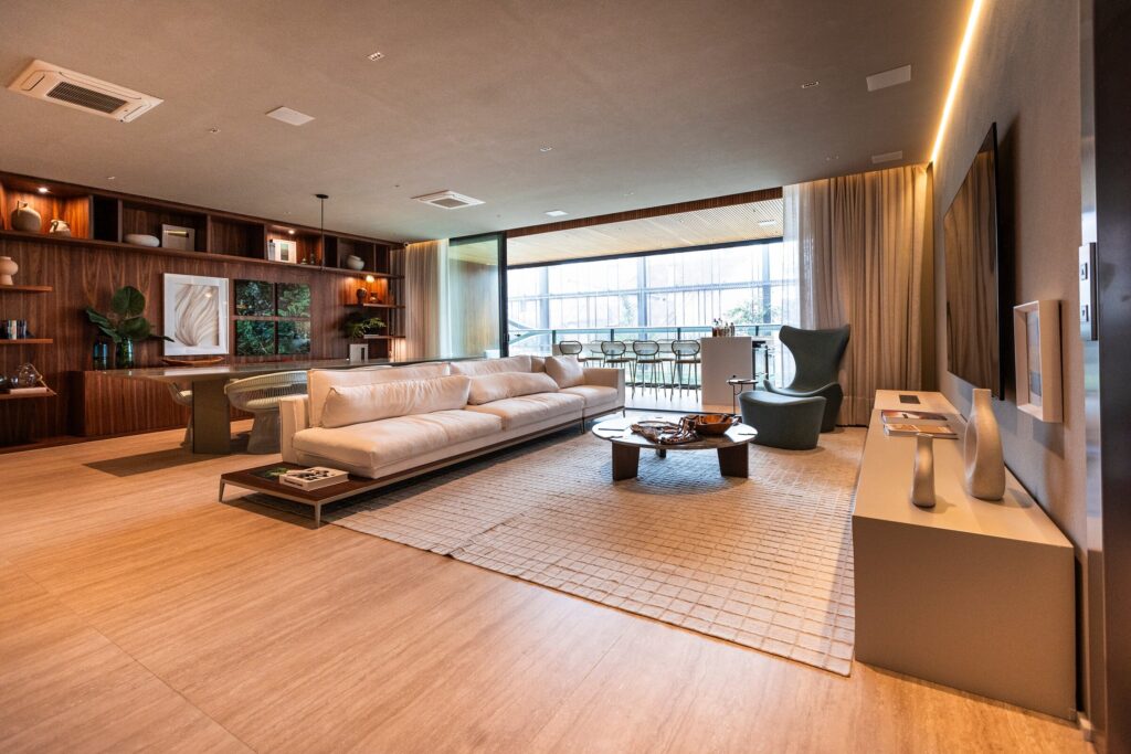 Sala integrada do apartamento decorado Amáz para a GT Building, executado pela Lago Engenharia